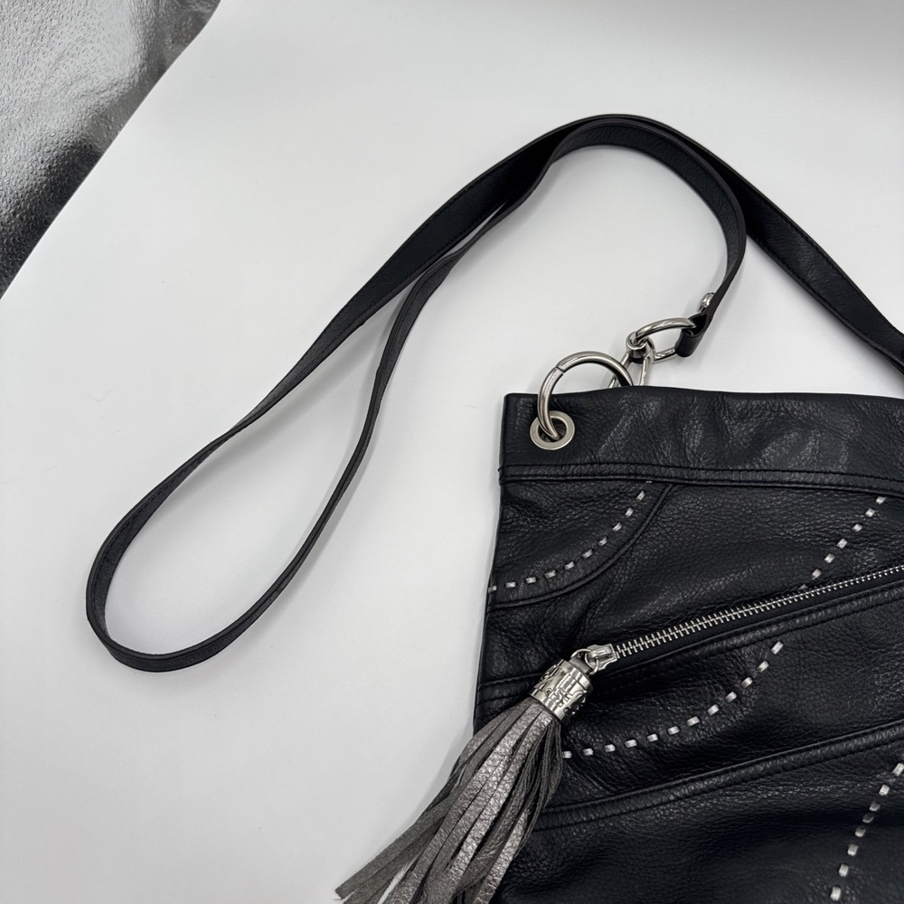 B. Makowsky Black Pebbled Leather Crossbody Shoulder Bag Contrast Stitch Tassel - Picture 2 of 8